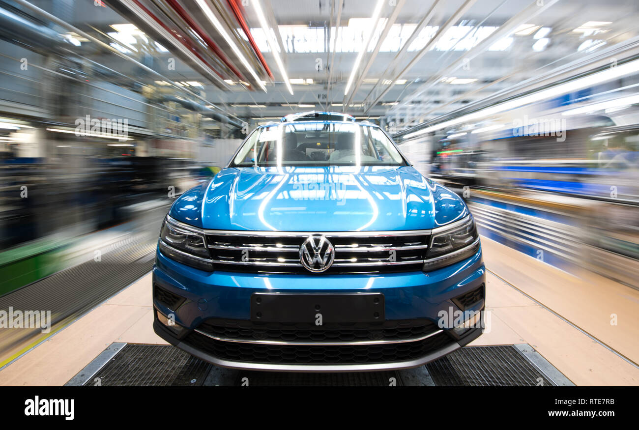 Wolfsburg, Germany. 01st Mar, 2019. A Volkswagen Touran goes through final  assembly at the VW factory (recording with long shutter speed). Credit:  Julian Stratenschulte/dpa/Alamy Live News Stock Photo - Alamy