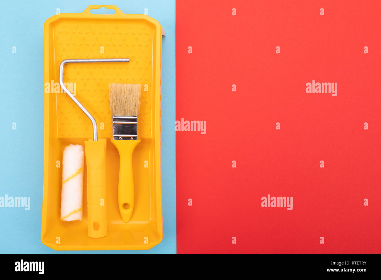 Paint tools. Paint brush and roller with tray for paint Stock Photo Alamy