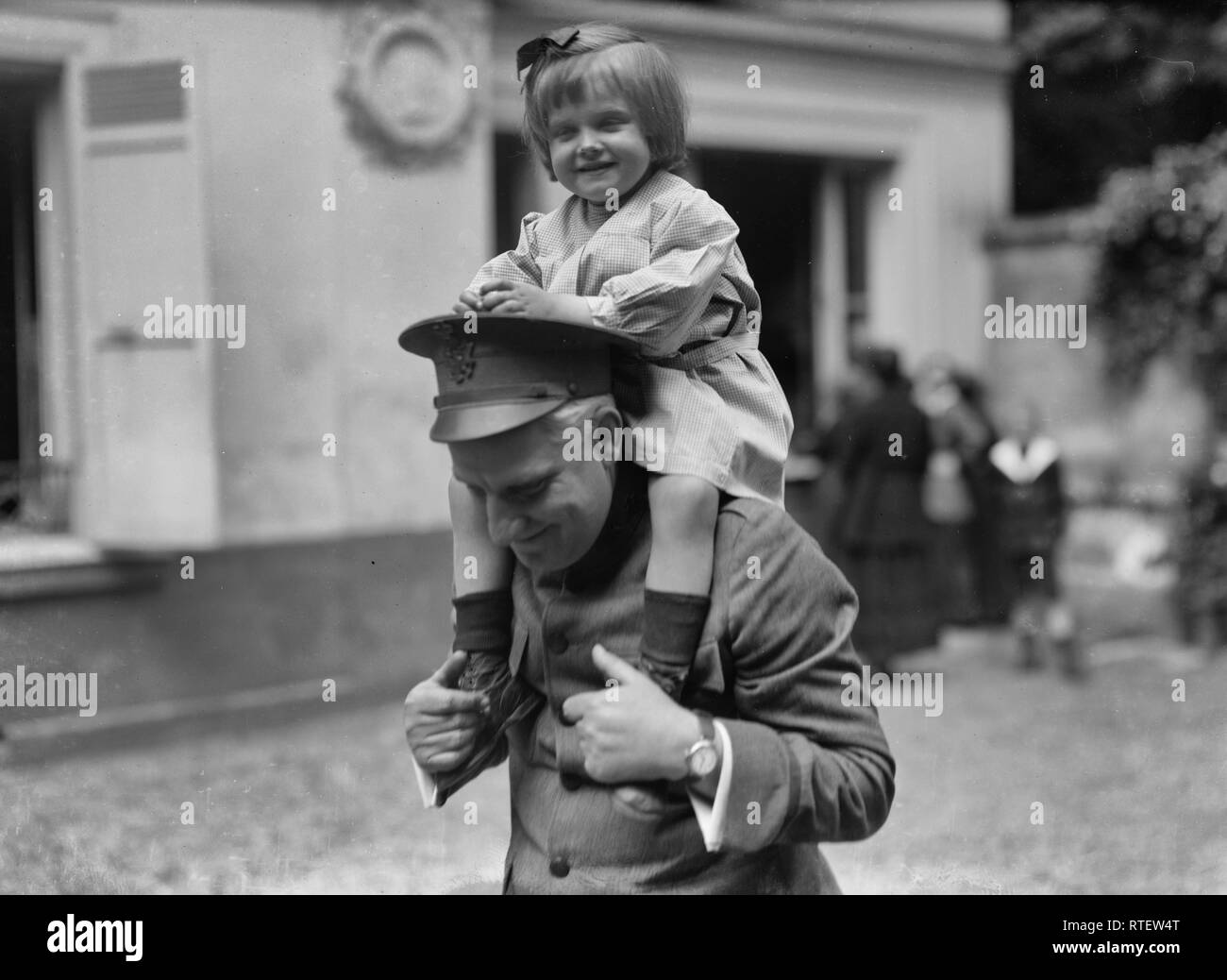 Little Belgian refugee having a good time with an American Red Cross man at an American Hostel for refugees at 46 Rue du Dr. Blanche, Paris. June 1918 Stock Photo