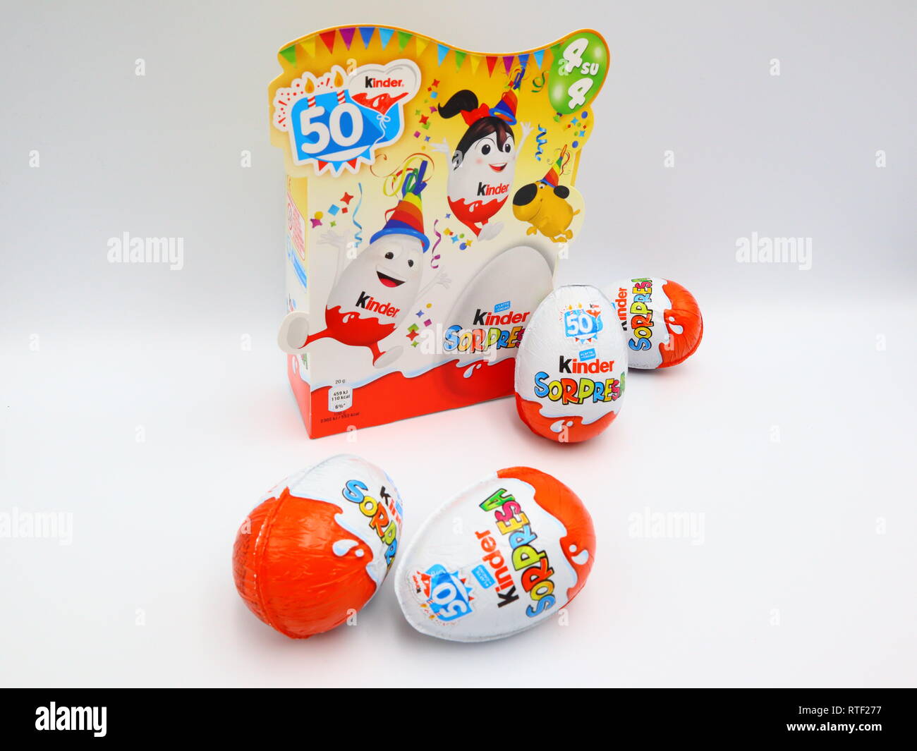 Verdorren Wiegen Luipaard Kinder Surprise Chocolate Eggs. Kinder Surprise is a brand of products made  in Italy by Ferrero Stock Photo - Alamy