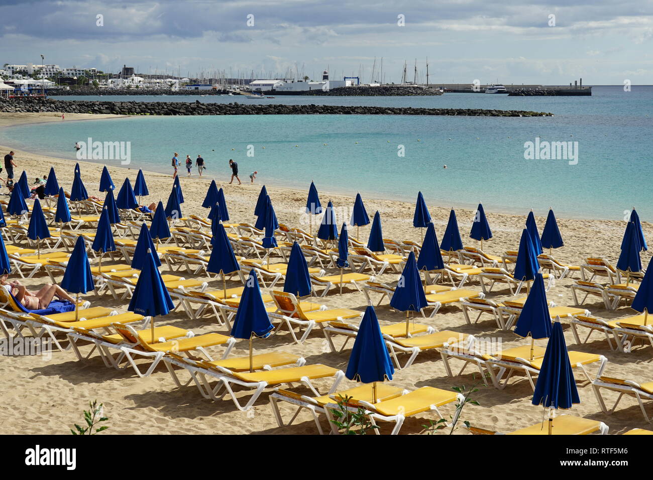 Strand in Playa Blanca, Liegen und Sonnenschirme, Lanzarote, Kanarische Inseln, Spanien, Europa Stock Photo