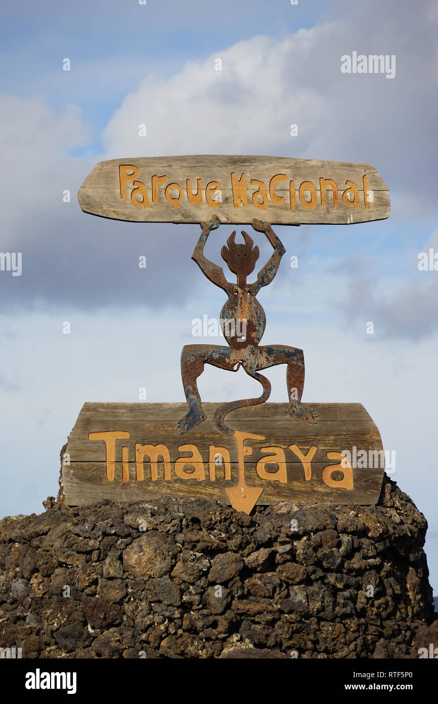 Hinweisschild, gestaltet von Cesar Manrique, Nationalpark Timanfaya, Vulkankegel im Lavafeld, Lanzarote, Kanarische Inseln Stock Photo