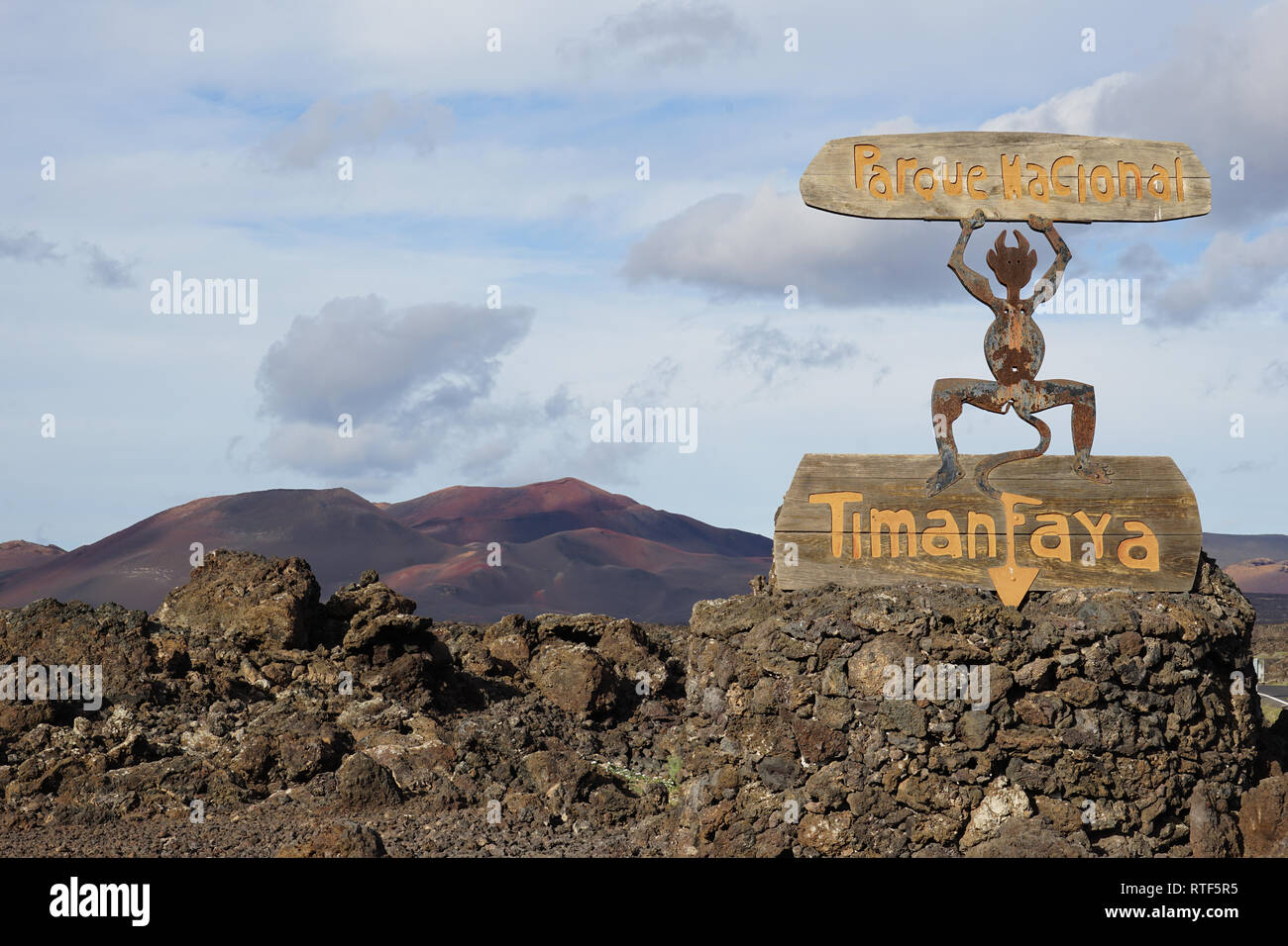 Hinweisschild, gestaltet von Cesar Manrique, Nationalpark Timanfaya, Vulkankegel im Lavafeld, Lanzarote, Kanarische Inseln Stock Photo