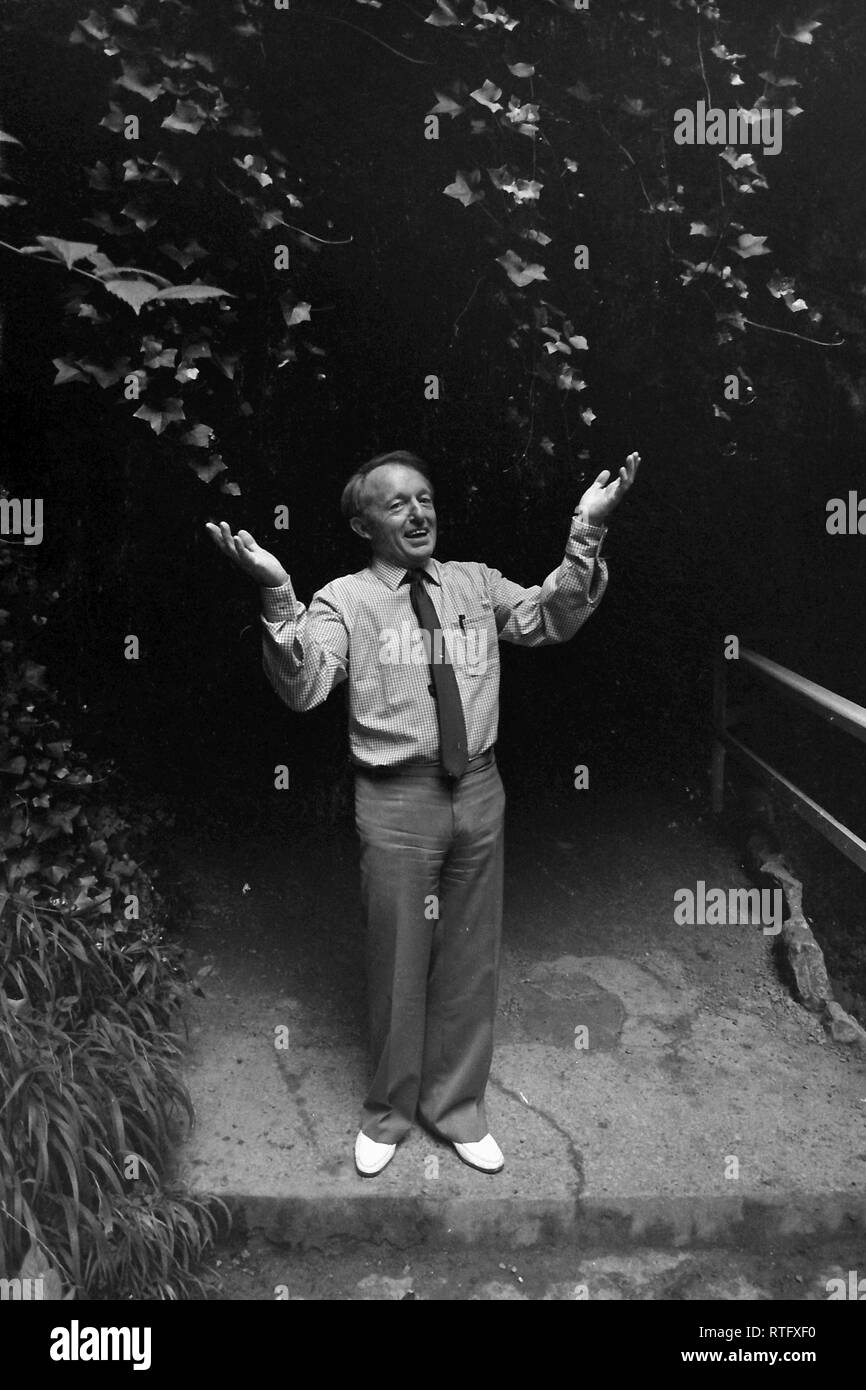 Paul Daniels buys Mother Shipton's Cave 1987 Stock Photo