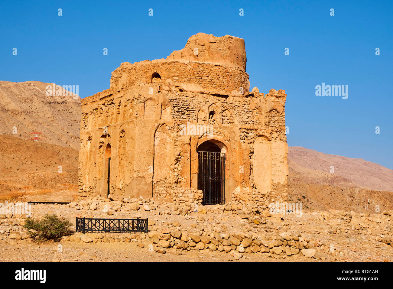 Sultanat of Oman, governorate of Ash Sharqiyah, ancient city of Qalhat, tomb of Bibi Maryam, Unesco world heritage Stock Photo
