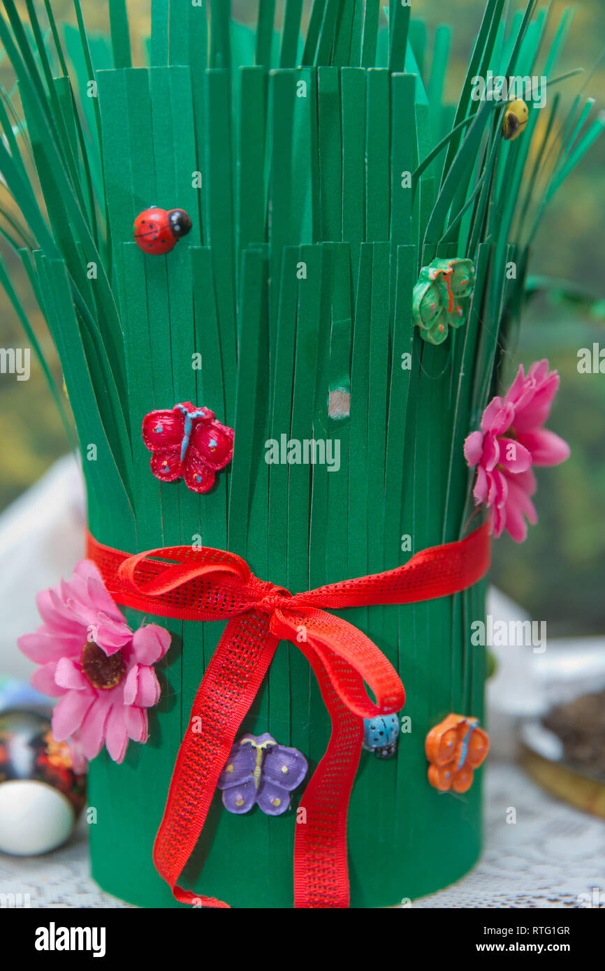 red and green paper plates