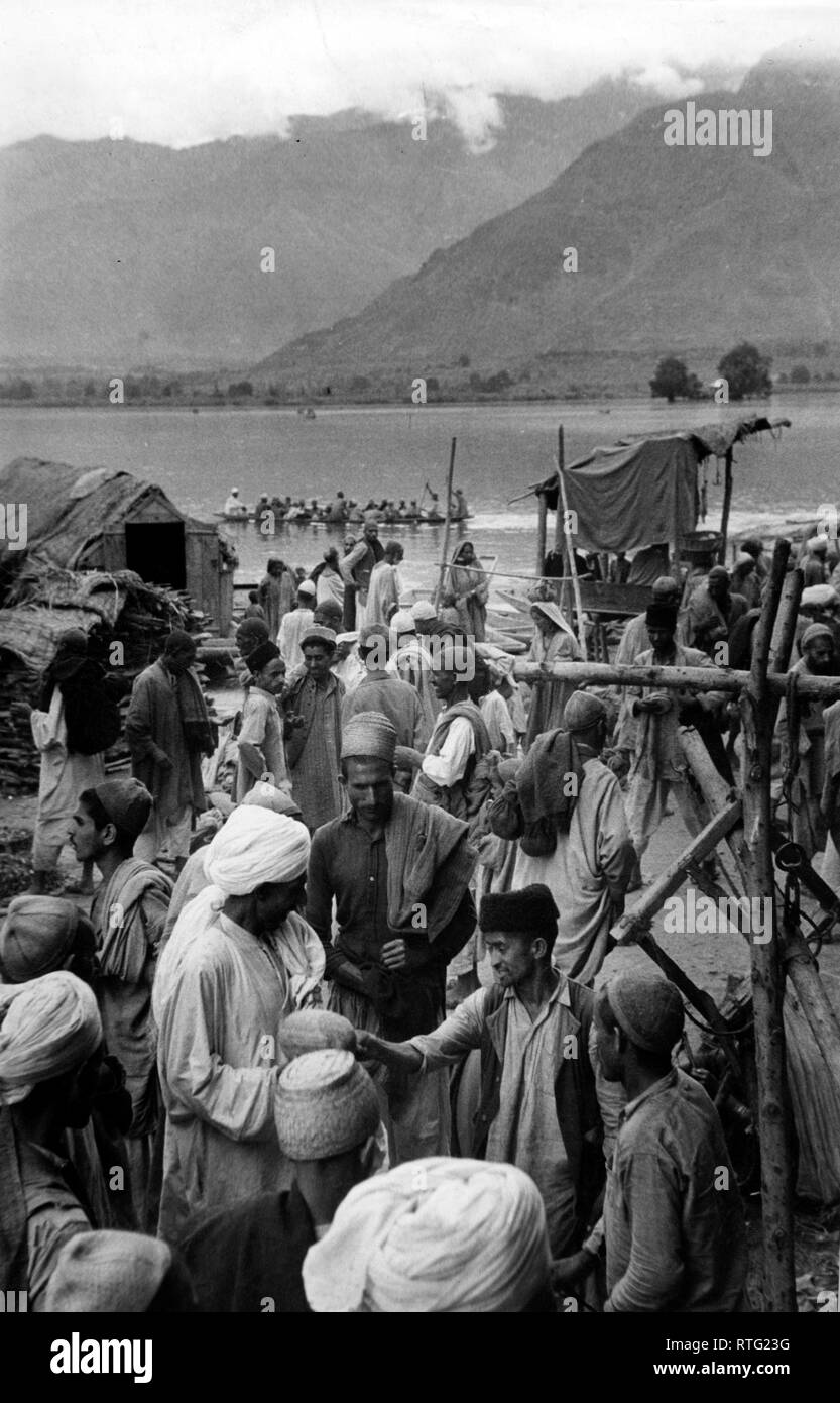 india, market day on the lake in kashmir dhal, 1952 Stock Photo