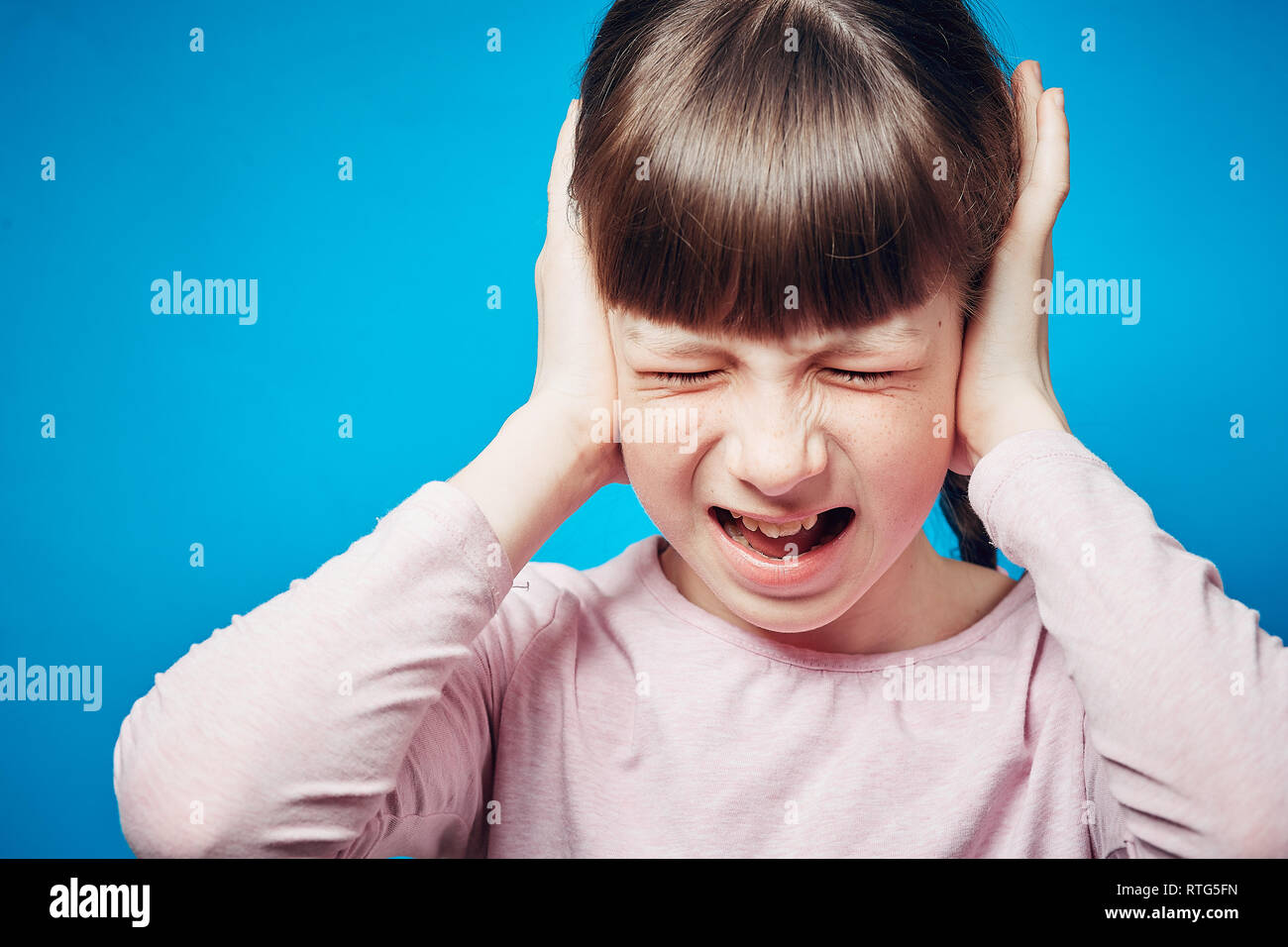 ребенок затыкает уши. мальчик закрывает уши руками. почему ребенок закрывает уши год. ребенок закрывает уши. ребенок затыкает уши.