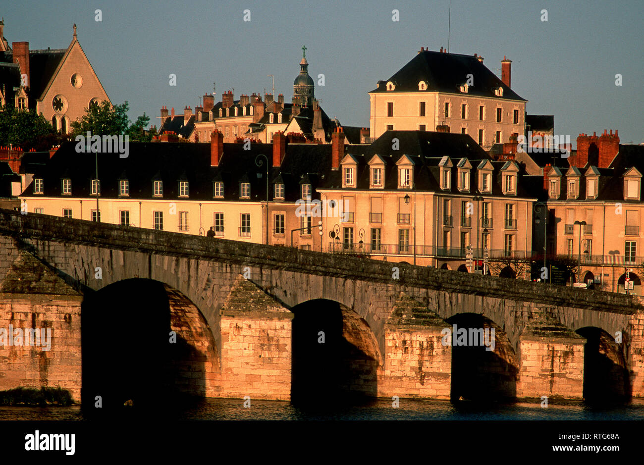 Loir et Cher (41) Blois. Pont Jacques Gabriel sur la Loire // France. Loir et Cher (41) Blois. Jacques-Gabriel bridge over the Loire River Stock Photo