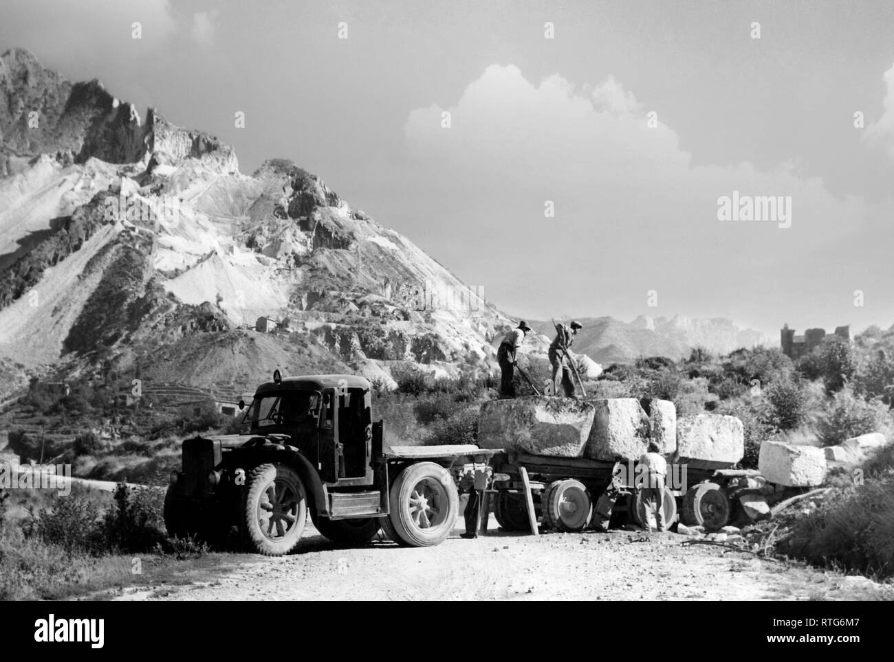 italy, tuscany, carrara, work in a marble quarry, 1952 Stock Photo