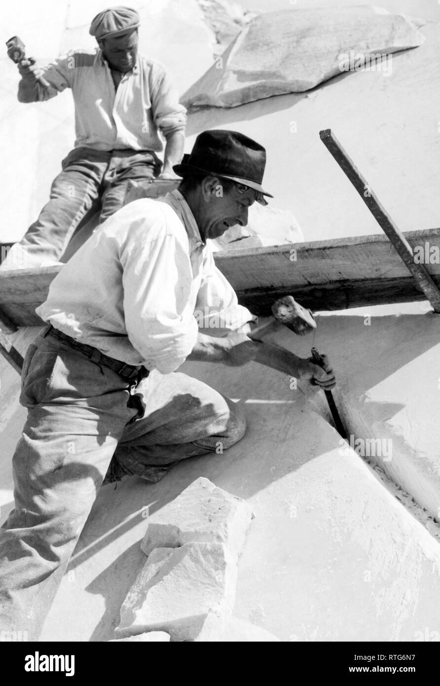 worker, marble quarry, tuscany, italy 1961 Stock Photo