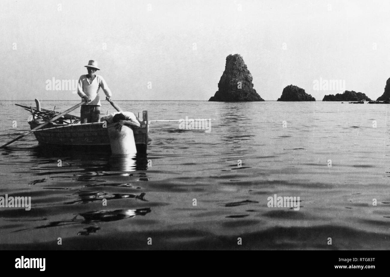 fisherman, isole ciclopi, aci castello 1950 Stock Photo