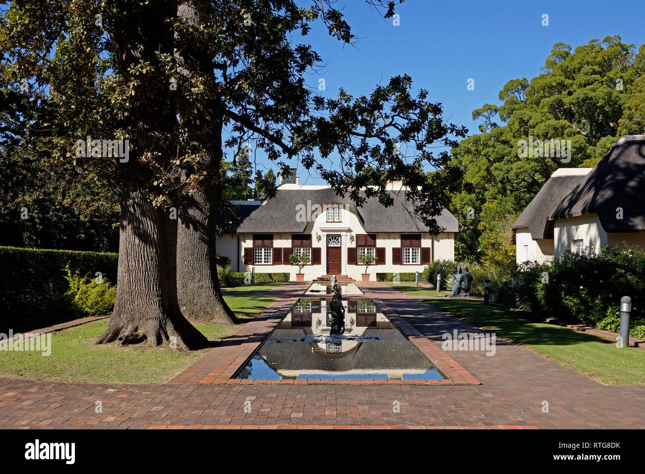 https://c8.alamy.com/comp/RTG8DK/thatched-homestead-at-the-vergelegen-estate-in-somerset-west-south-africa-RTG8DK.jpg