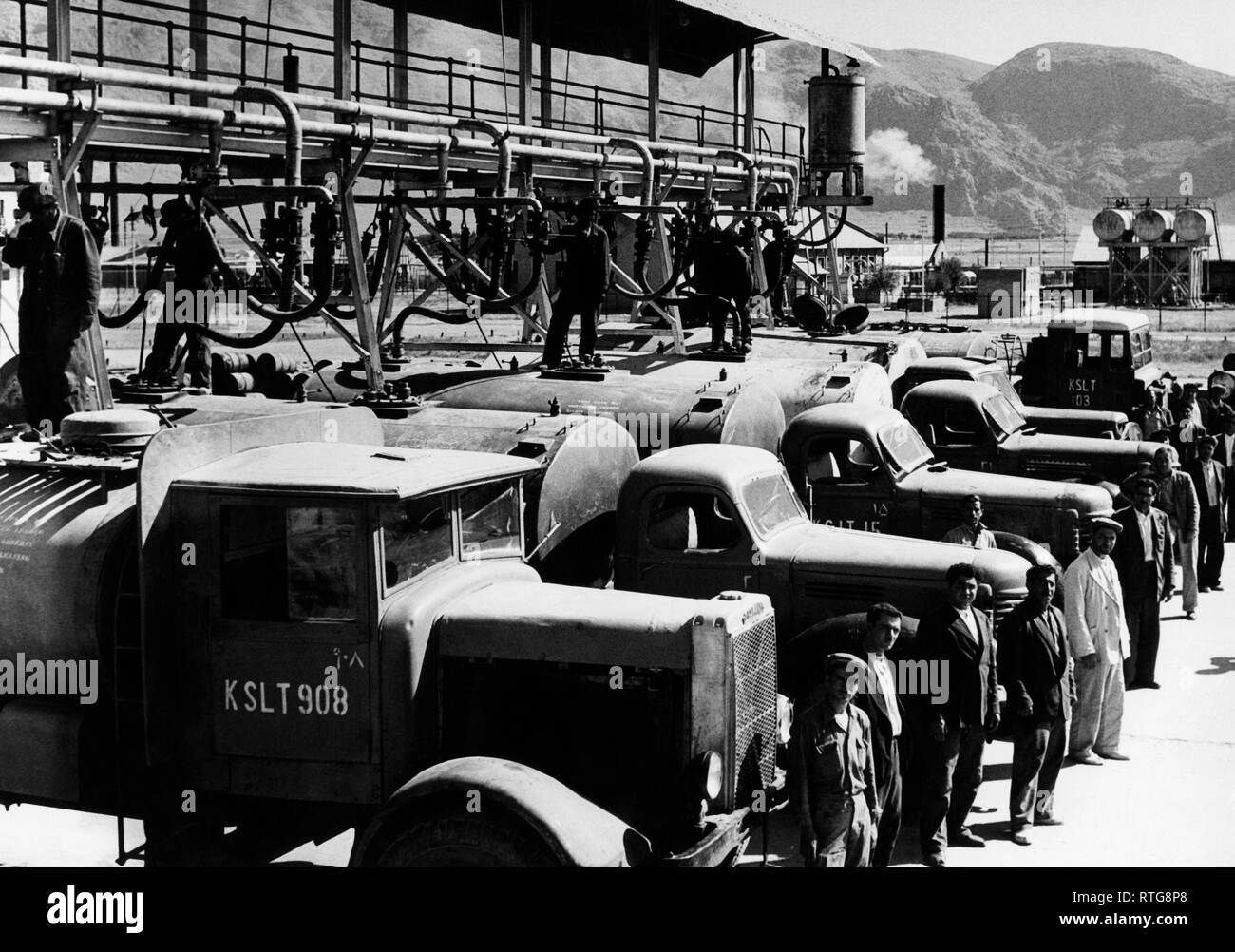 tankers are filled with oil, iran 1957 Stock Photo