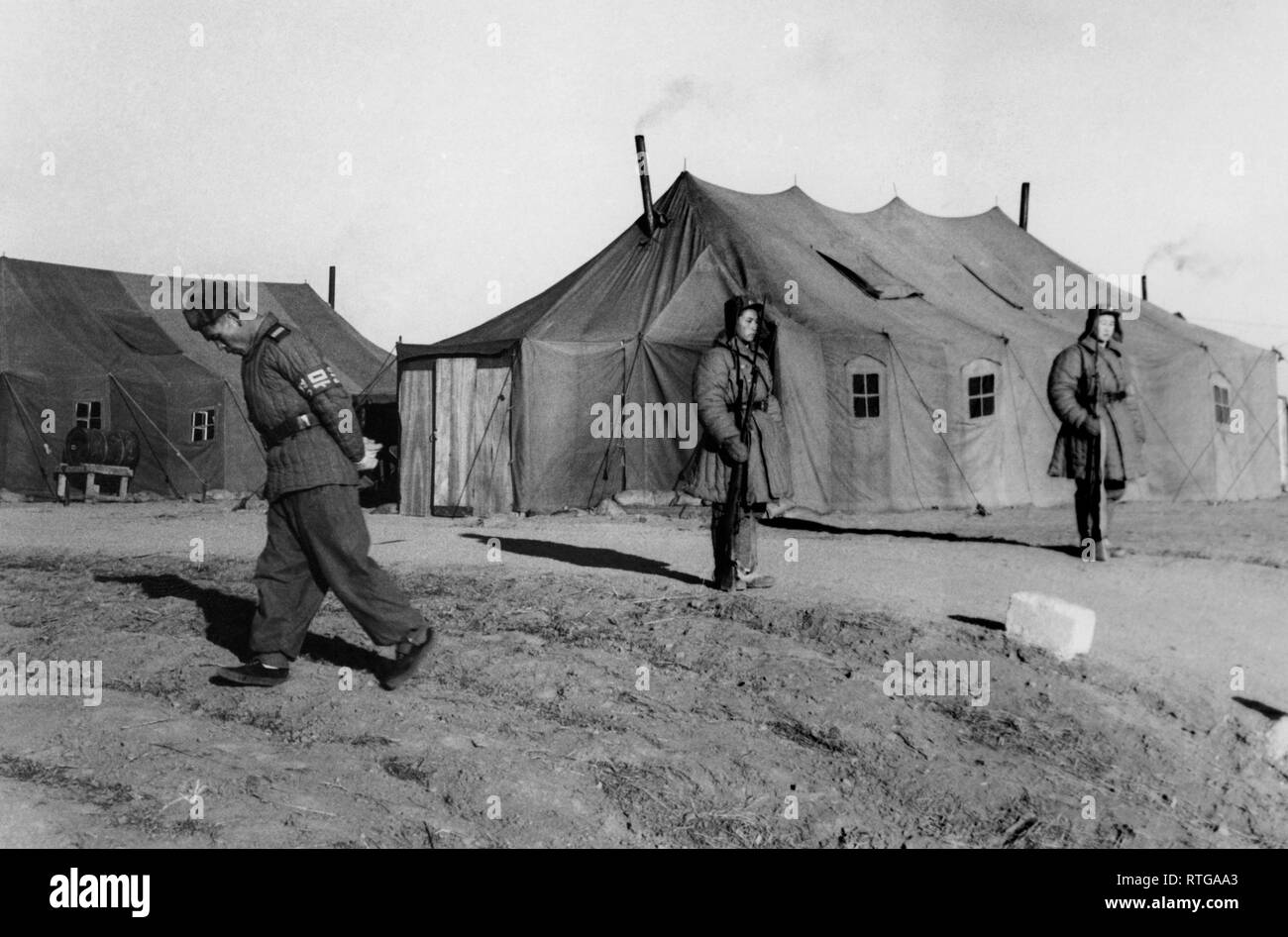 sentries in front of the tent which hosts the Panmunjeom negotiations, Korea 1952 Stock Photo