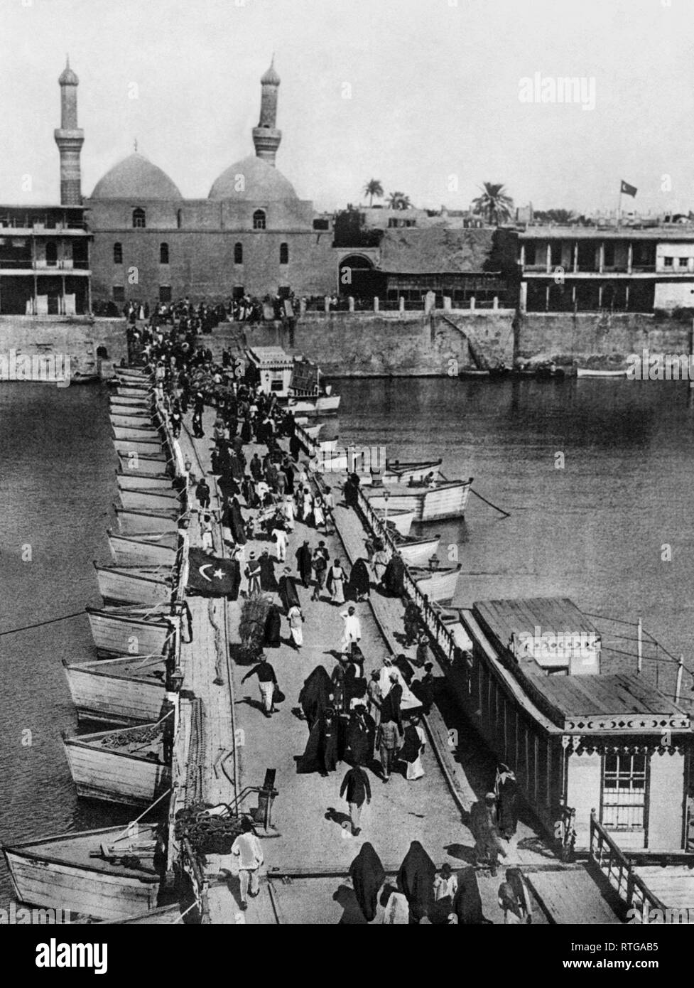 The Tigris River, bridge, bagdad, iraq 1950-60 Stock Photo