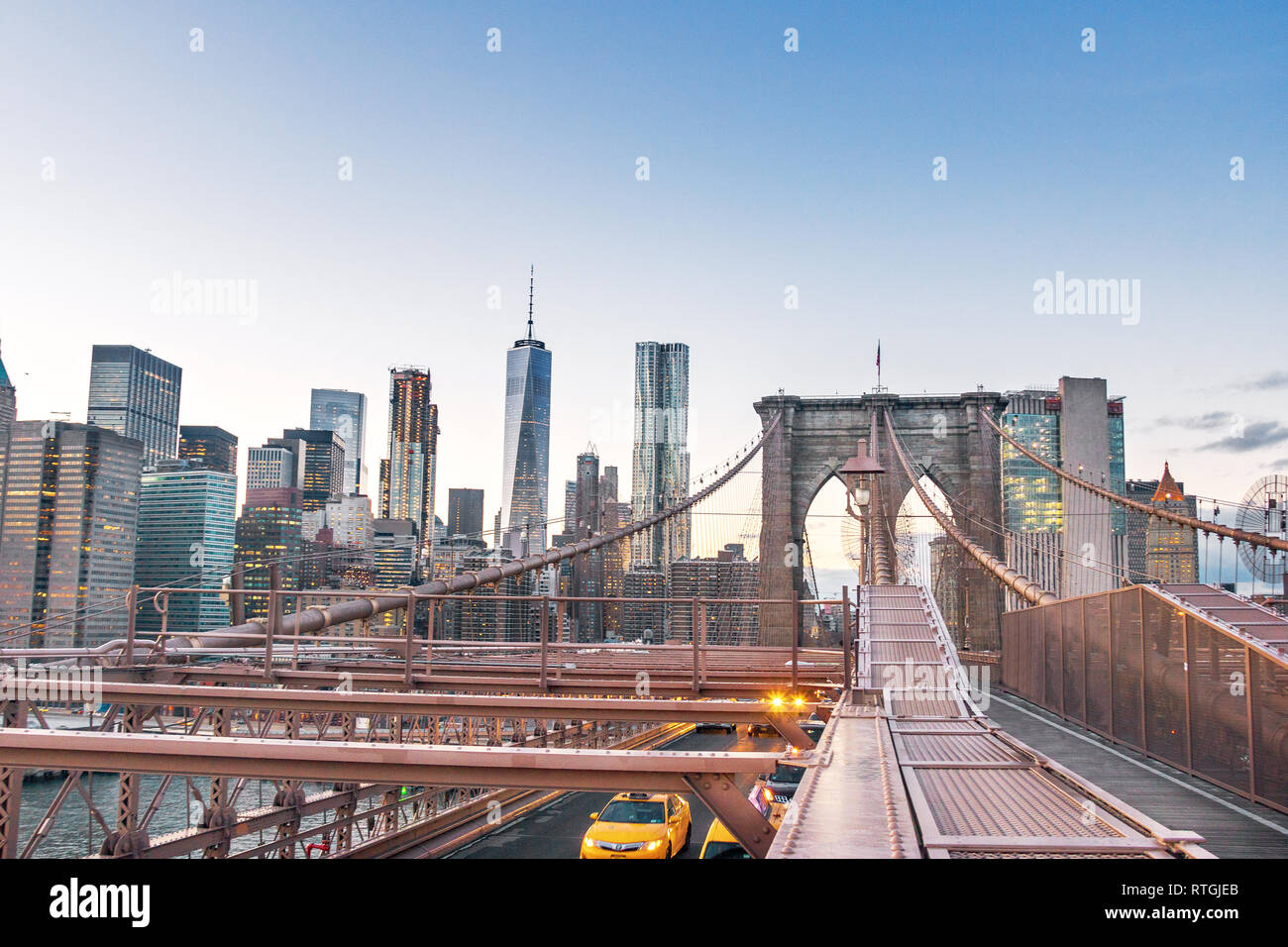 Brooklyn Bridge traffic and Manhattan skyline - New York, USA Stock Photo