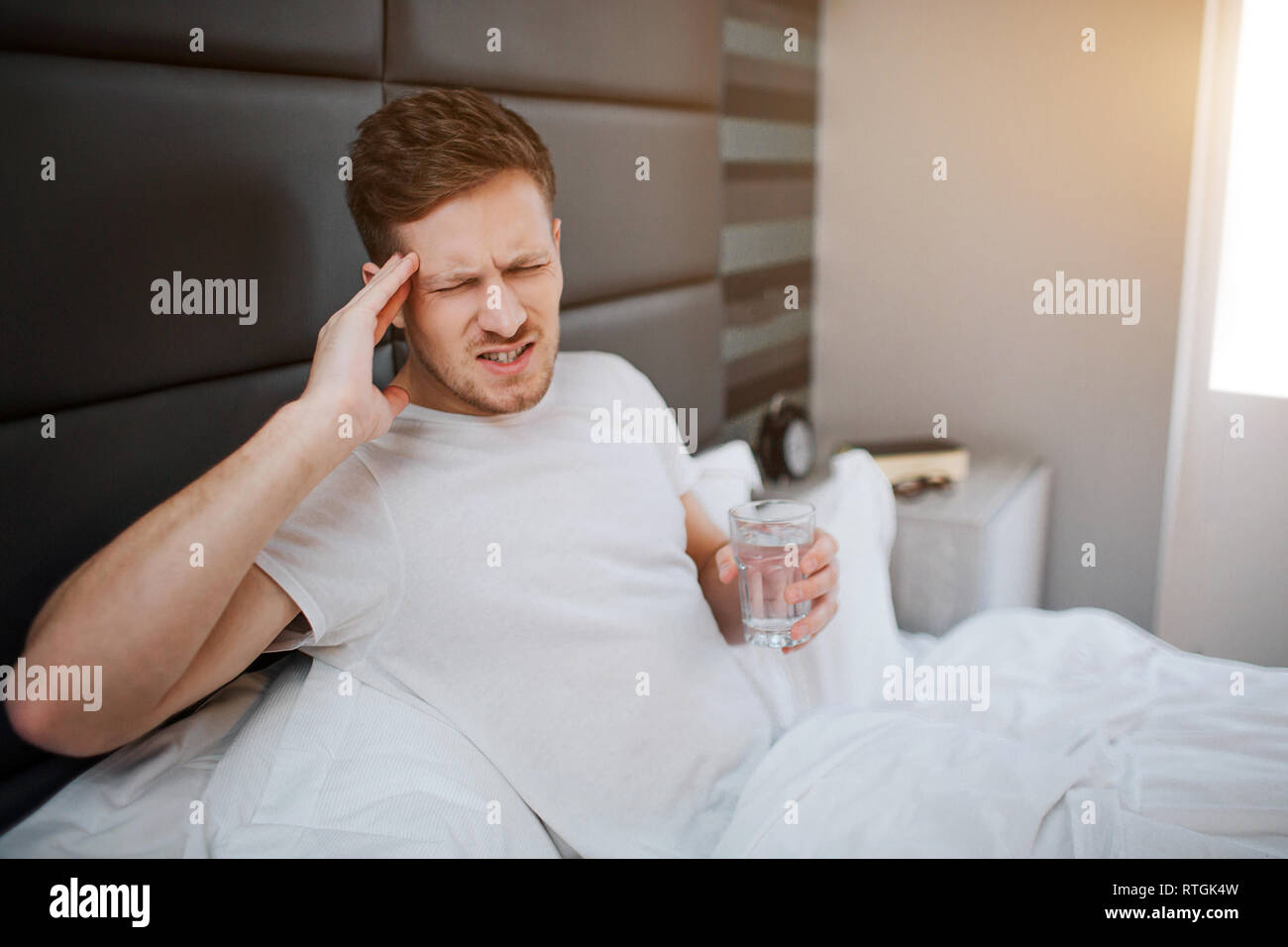 головная боль картинки. головная боль. человек с болью в голове. мужчина трогает голову. человек с головной болью.