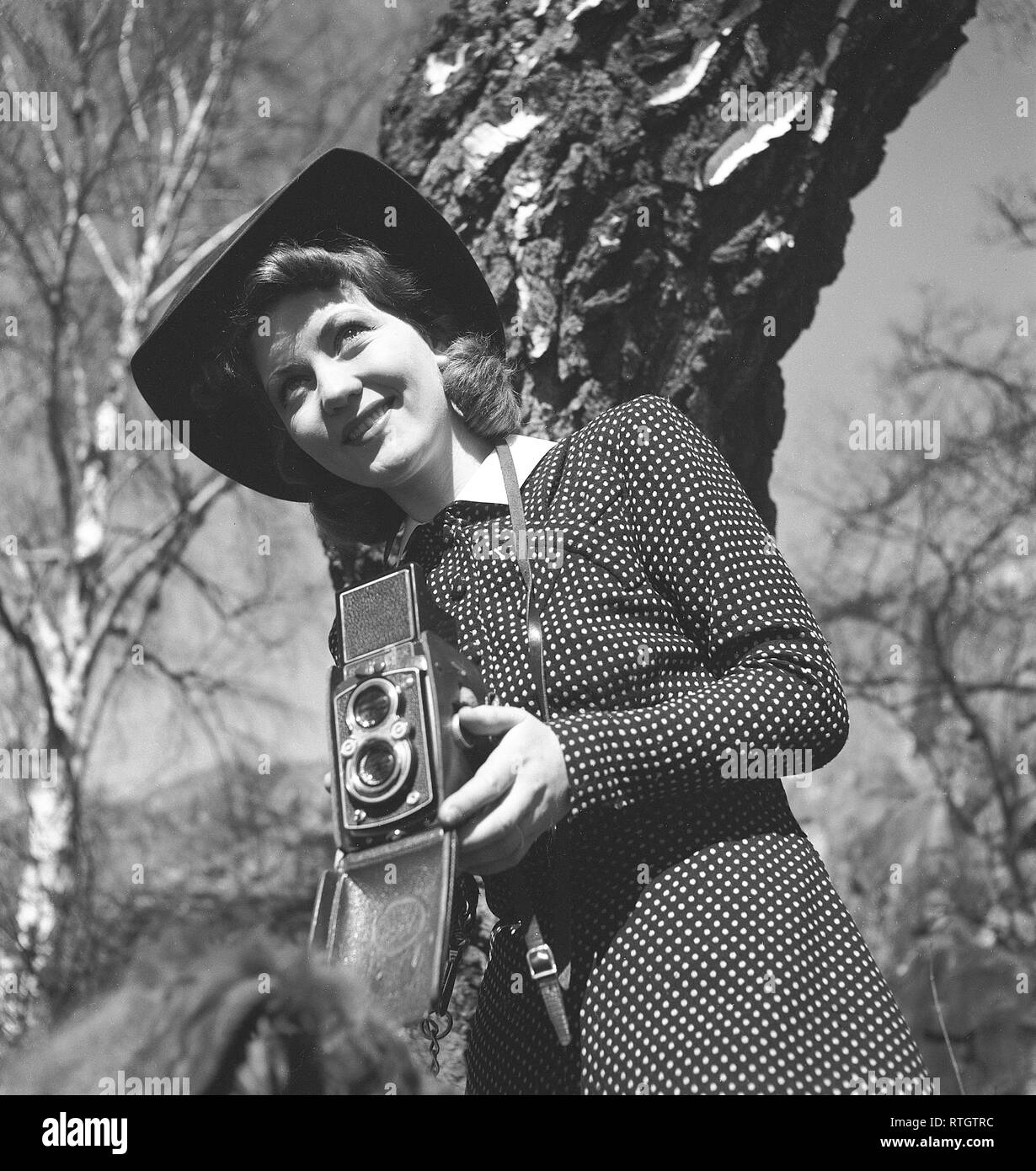 Amateur photographer in the 1940s. A young woman is photographing on a spring day. The camera is a Rolleiflex by the german company Rollei for 60 mm film. She is the actress Barbro Kollberg, 1917-2014.    Sweden 1942. Photo Kristoffersson Ref A1-4 Stock Photo