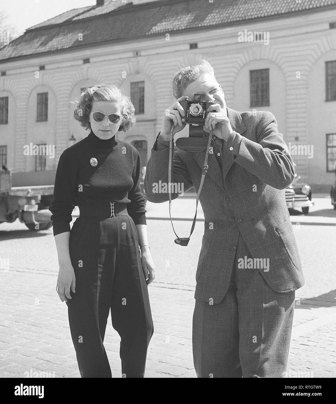 Amateur photographer in the 1950s. A young man is aiming at the photographer with his camera. He is american actor Burgess Meredith taking a picture of his swedish wife Kaja Sundsten.   Sweden 1952. Photo Kristoffersson Ref BF78-1 Stock Photo