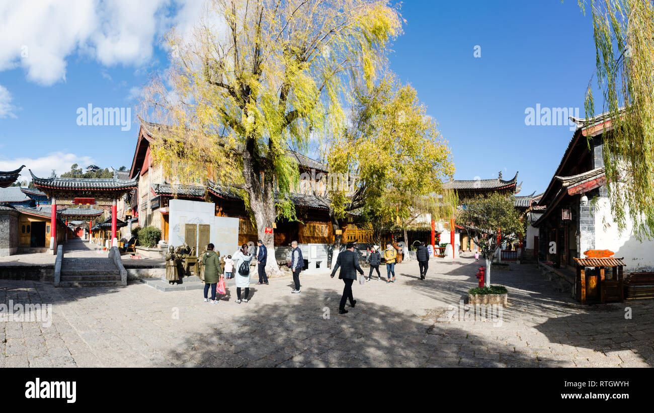Tourists wandering in Lijiang old town, Yunnan, China Stock Photo - Alamy