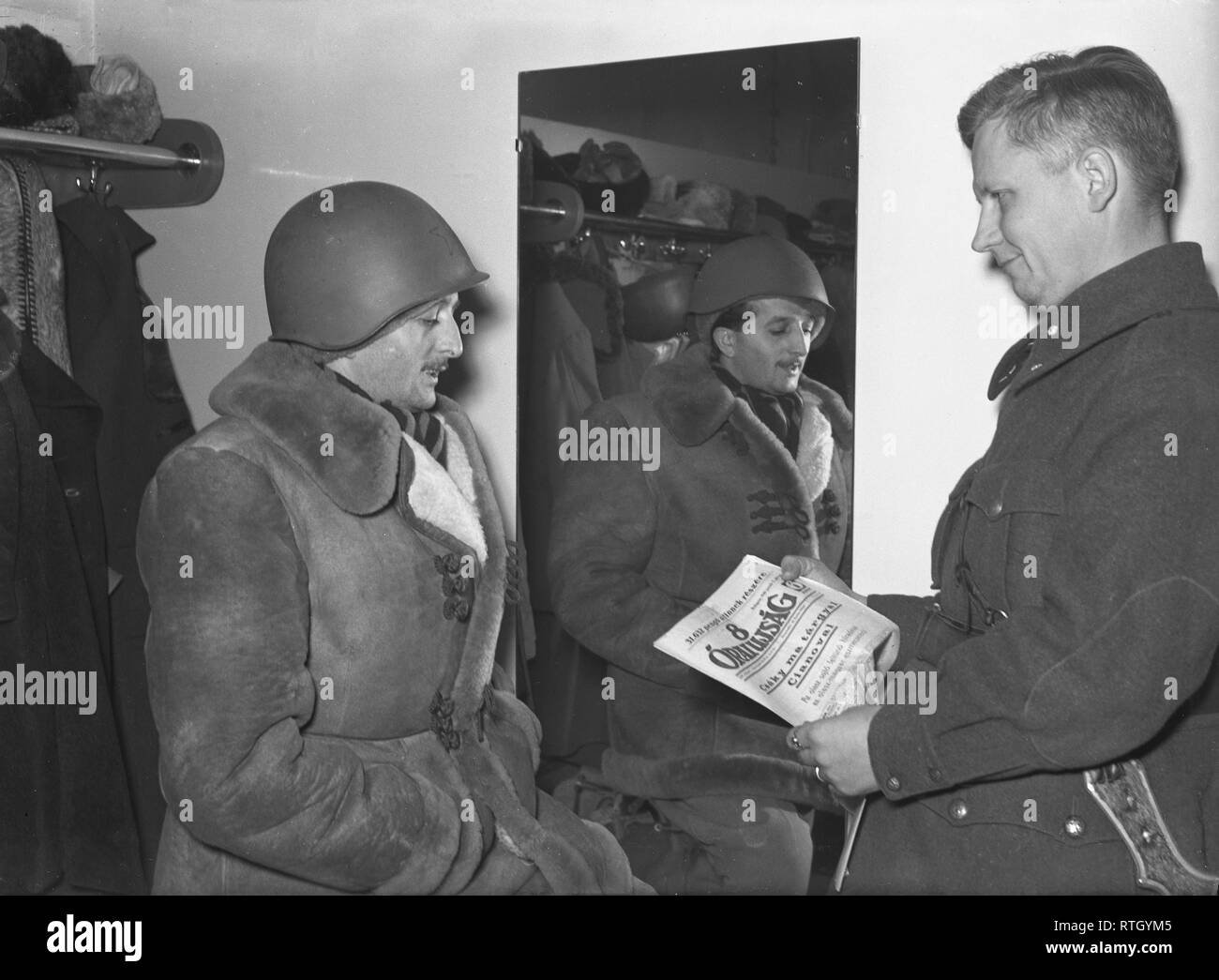 The Winter War. A military conflict between the Soviet union and Finland. It began with a Soviet invasion on november 1939 when Soviet infantery crossed the border on the Karelian Isthmus. About 9500 Swedish volunteer soldiers participated in the war. Rovaniemi, North Finland. Here Eugene Hortobagyi reporting for Hungarian daily paper 8 Orai Ujsag, and a Finnish officer.   January 1940. Photo Kristoffersson ref 49-9. Stock Photo