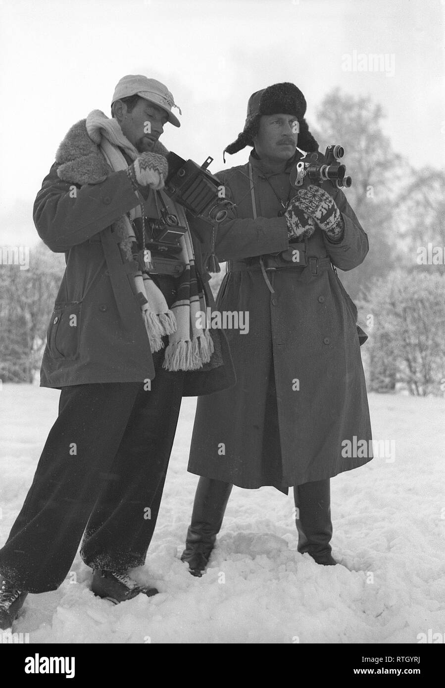 The Winter War. A military conflict between the Soviet union and Finland. It began with a Soviet invasion on november 1939 when Soviet infantery crossed the border on the Karelian Isthmus. About 9500 Swedish volunteer soldiers participated in the war. Here Rovaniemi, North Finland. War correspondents Eric Calcraft of Planet News and Arthur Menken of Paramount reports the ongoing events to the world press. They both became very well known war correpondents.  January 1940. Photo Kristoffersson ref 50-4. Stock Photo