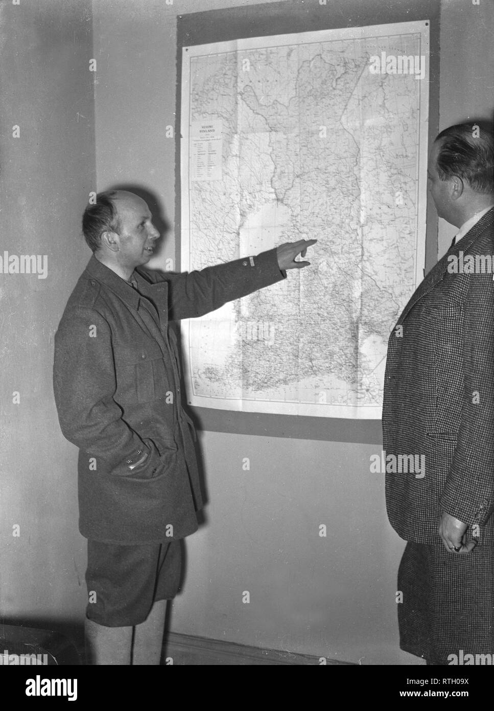 The Winter War. A military conflict between the Soviet union and Finland. It began with a Soviet invasion on november 1939 when Soviet infantery crossed the border on the Karelian Isthmus. About 9500 Swedish volunteer soldiers participated in the war.  Pictured Swedish volunteer soldier Colonel Axel Dyrssen to the left. (Killed in the Winter War). He was the head of the Swedish volunteer organization in Sweden that was formed on December 4. To the right Euguene von Stedingk, who also was part of the organization.  January 1940. Photo Kristoffersson ref 102-5. Stock Photo