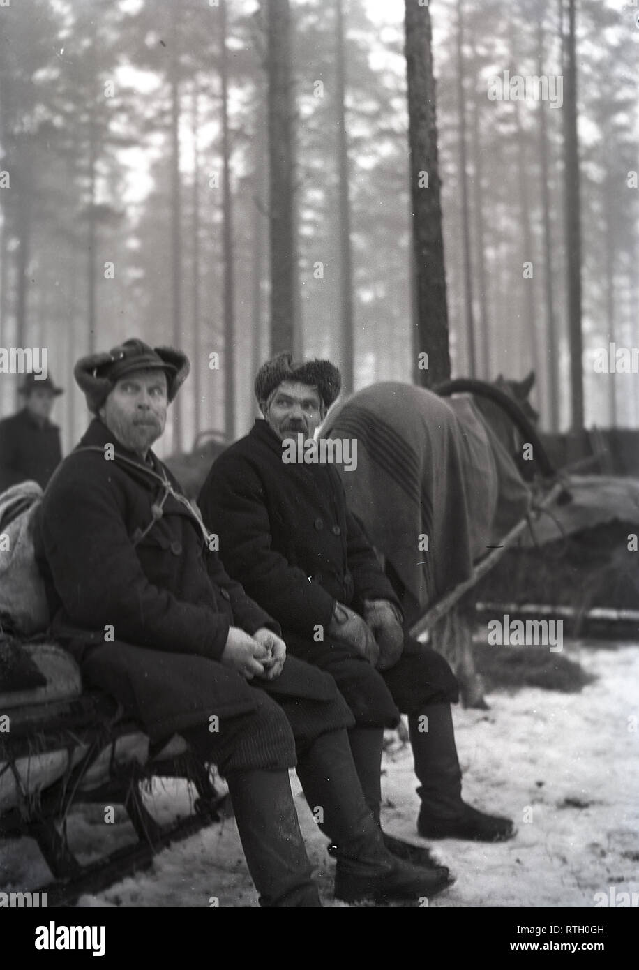 The Winter War. A military conflict between the Soviet union and Finland. It began with a Soviet invasion on november 1939 when Soviet infantery crossed the border on the Karelian Isthmus. About 9500 Swedish volunteer soldiers participated in the war. Here at Karelian Isthmus Finland  Finnish civilians evacuated from the frontline are resting on a horse drawn sledge. December 1939. Photo Kristoffersson ref 98-10. Stock Photo
