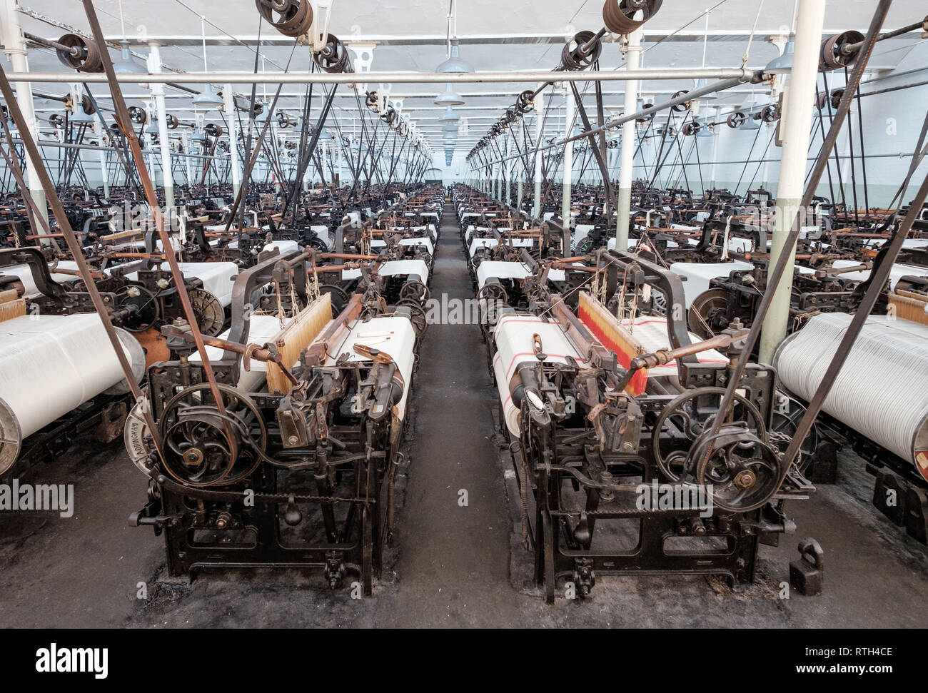 Mechanical weaving loom hires stock photography and images Alamy