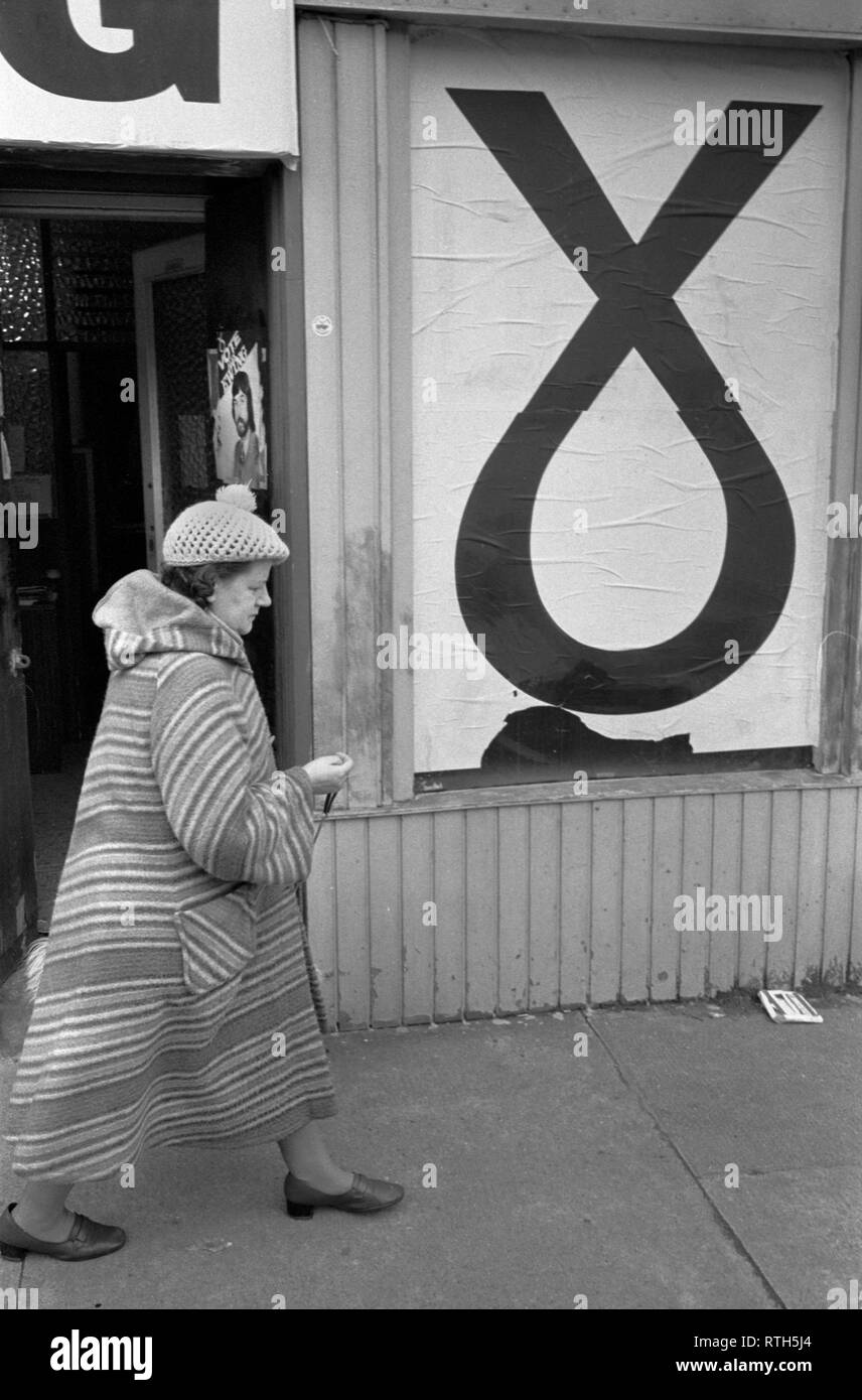 SNP Scottish National Party logo. Prospective MP Alex Ewing campaigning in 1979 Cathcart Glasgow.  1970s. He did not win and came third to labour and then Conservative. HOMER SYKES Stock Photo