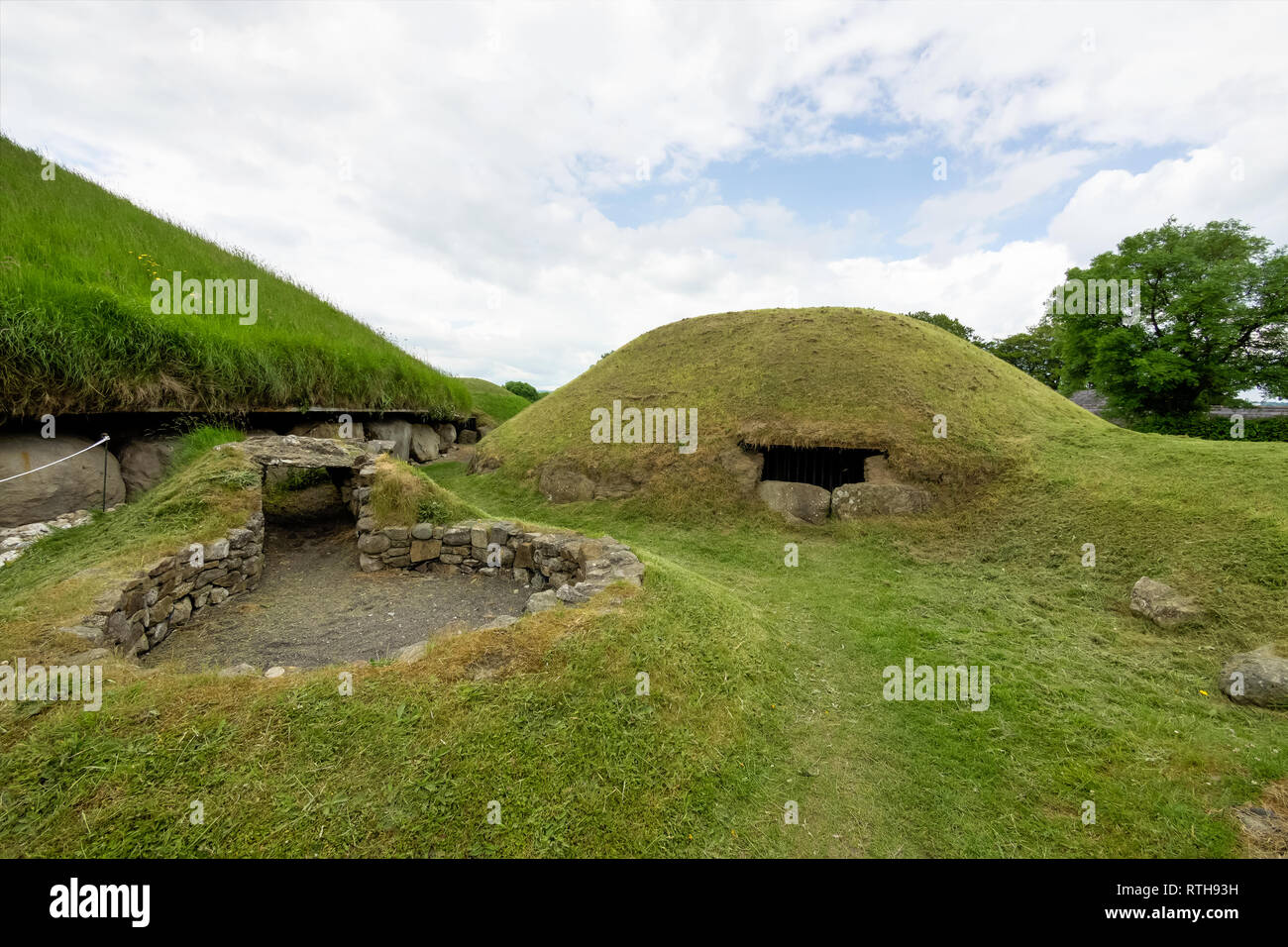 Knowth is a Neolithic passage grave and an ancient monument of Bru na Boinne in the valley of the River Boyne in Ireland, UNESCO World Heritage Site Stock Photo