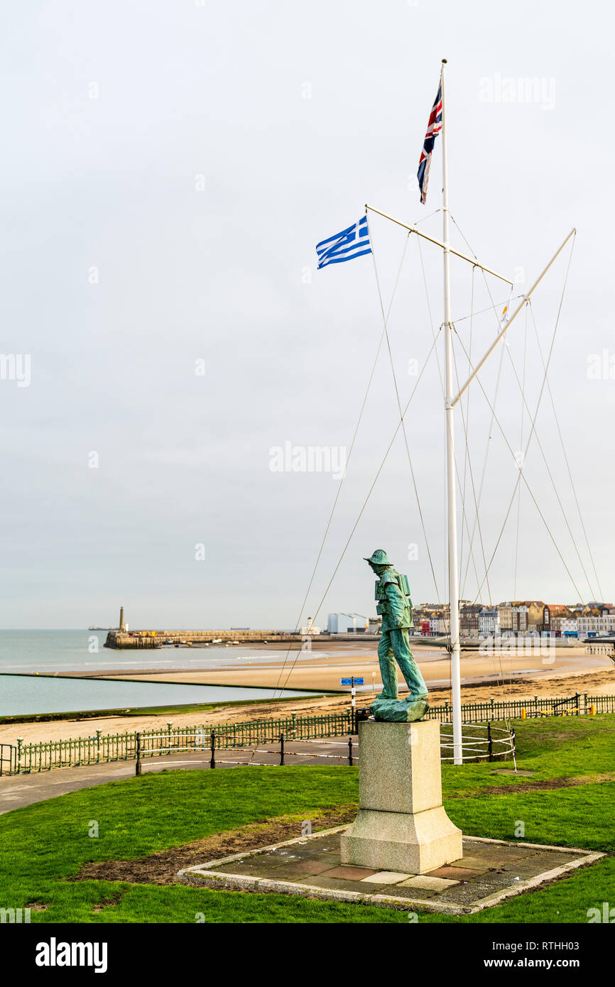 Statue man looking out sea hires stock photography and images Alamy