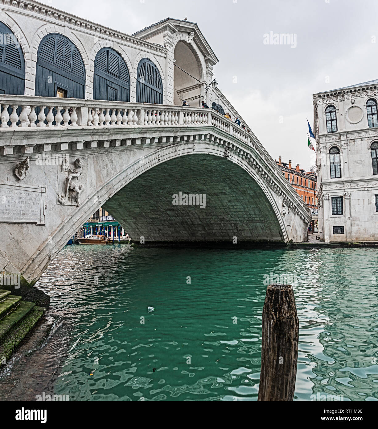 The Grand Canal and Rialto bridge in the early morning without tourists Stock Photo