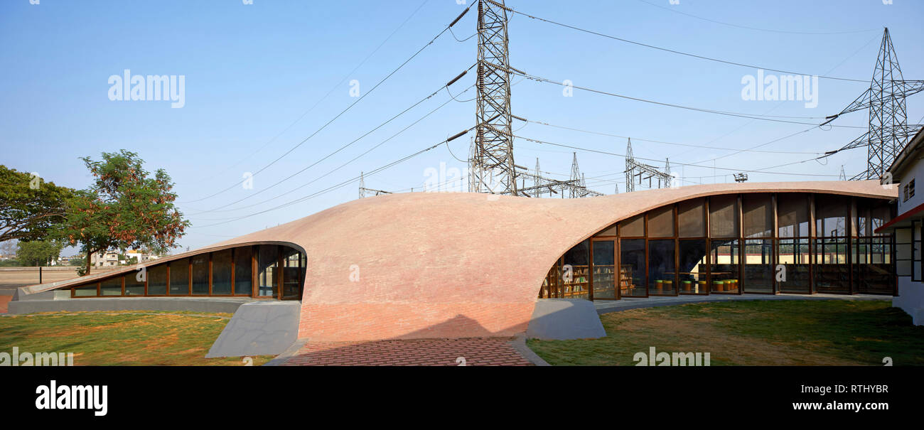 Playground side View. Maya Somaiya Library, Kopargaon/Maharashtra, India. Architect: Sameep Padora and associates (SP+A), 2018. Stock Photo