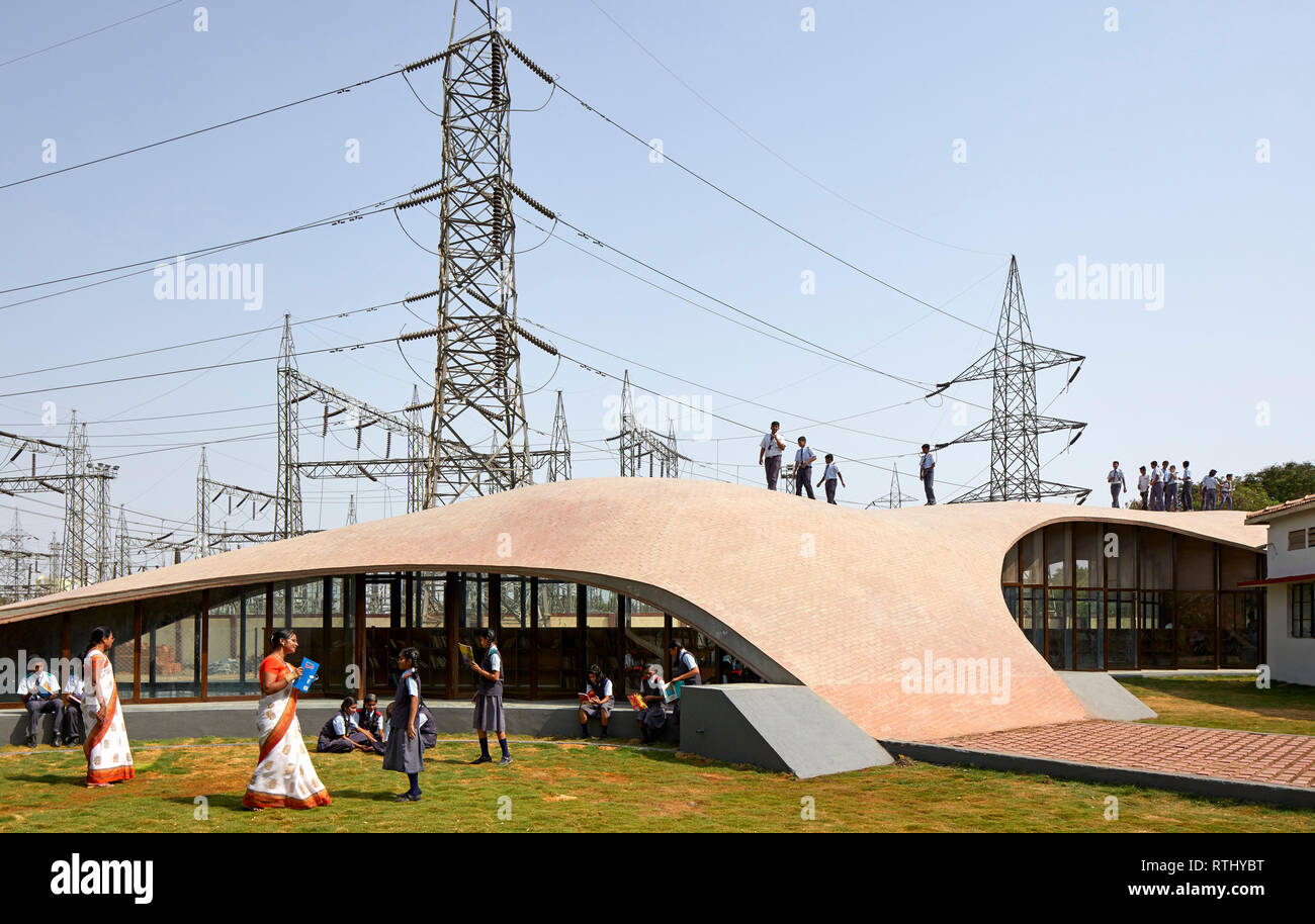 Playground side view with students on break. Maya Somaiya Library, Kopargaon/Maharashtra, India. Architect: Sameep Padora and associates (SP+A), 2018. Stock Photo