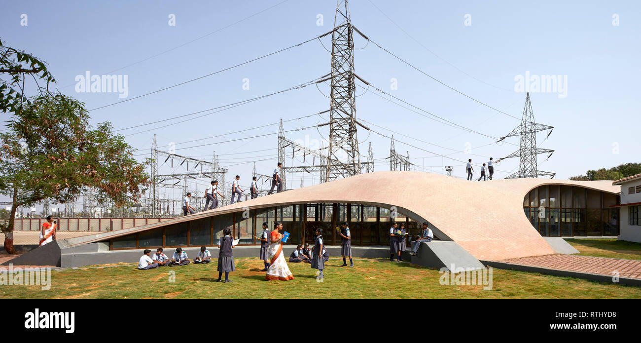 Playground side view with students on break. Maya Somaiya Library, Kopargaon/Maharashtra, India. Architect: Sameep Padora and associates (SP+A), 2018. Stock Photo