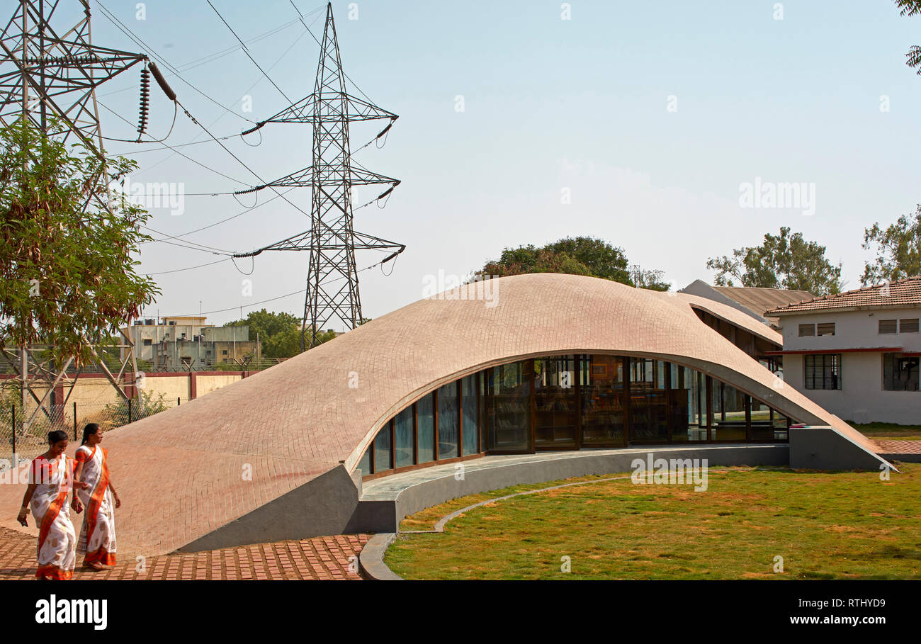 Playground side view with teachers. Maya Somaiya Library, Kopargaon/Maharashtra, India. Architect: Sameep Padora and associates (SP+A), 2018. Stock Photo