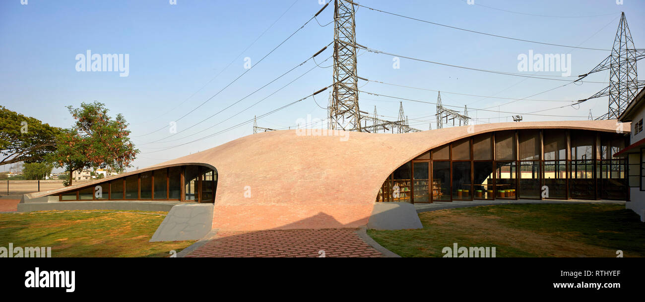 Playground side view with late afternoon sun. Maya Somaiya Library, Kopargaon/Maharashtra, India. Architect: Sameep Padora and associates (SP+A), 2018 Stock Photo