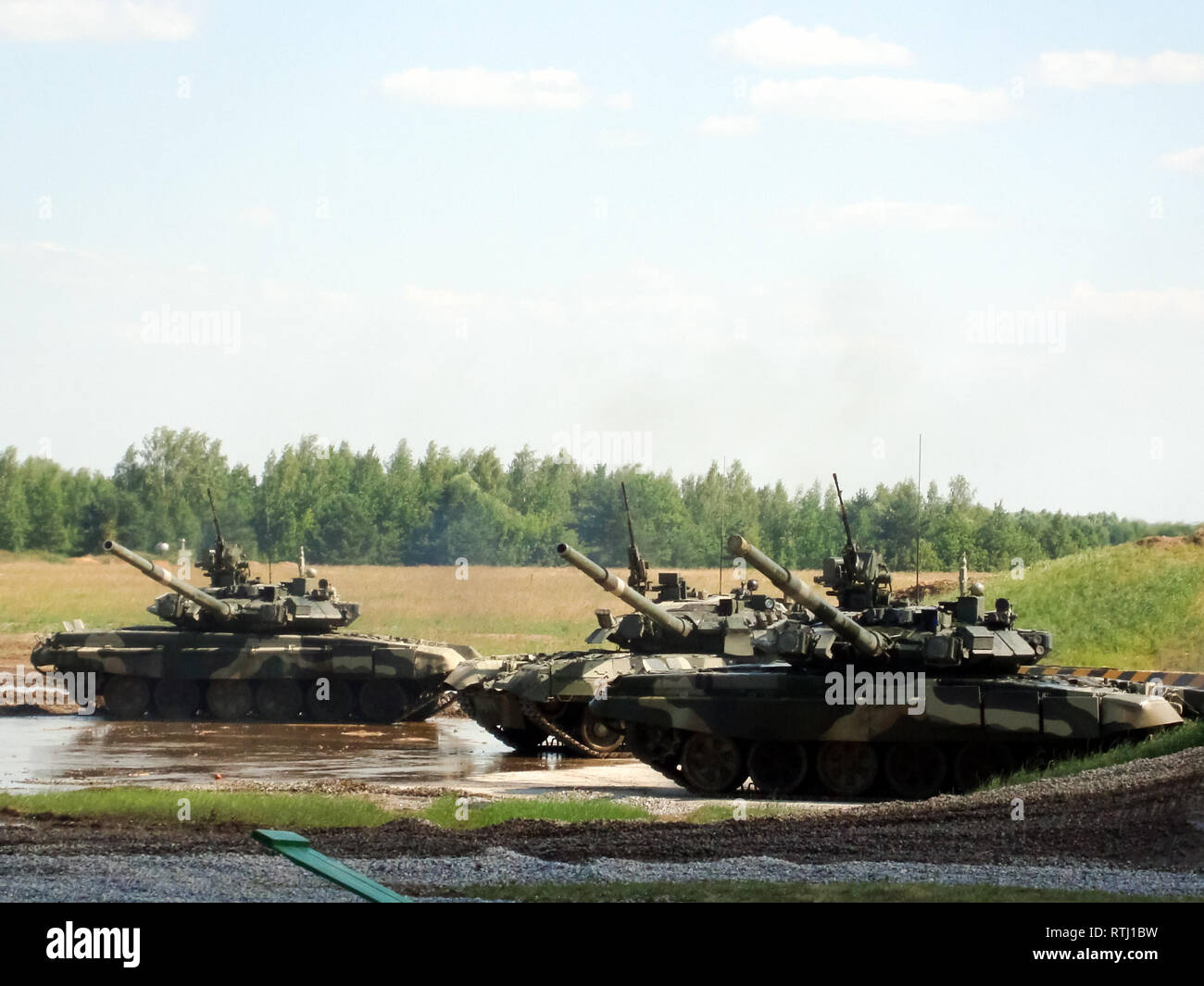 Modern british army vehicles hi-res stock photography and images - Alamy