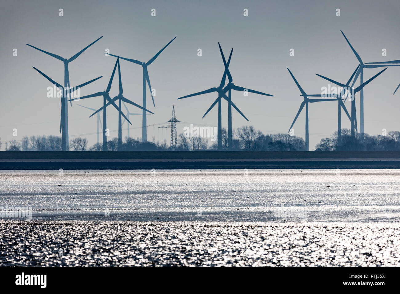 Windpark, Windkraftanlagen, Nordseeküste, Wattenmeer, im Landkreis Wittmund, Ostfriesland, Niedersachsen, Stock Photo
