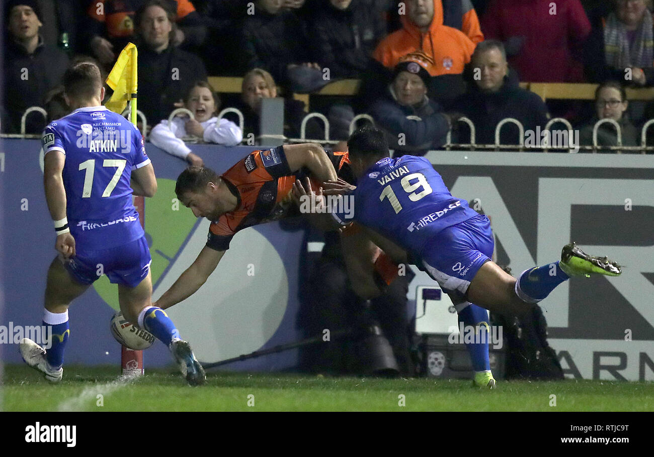 Castleford Tigers' James Clare dives in to score his sides fourth try during the Betfred Super League match at the Mend-A-Hose Jungle, Castleford. Stock Photo