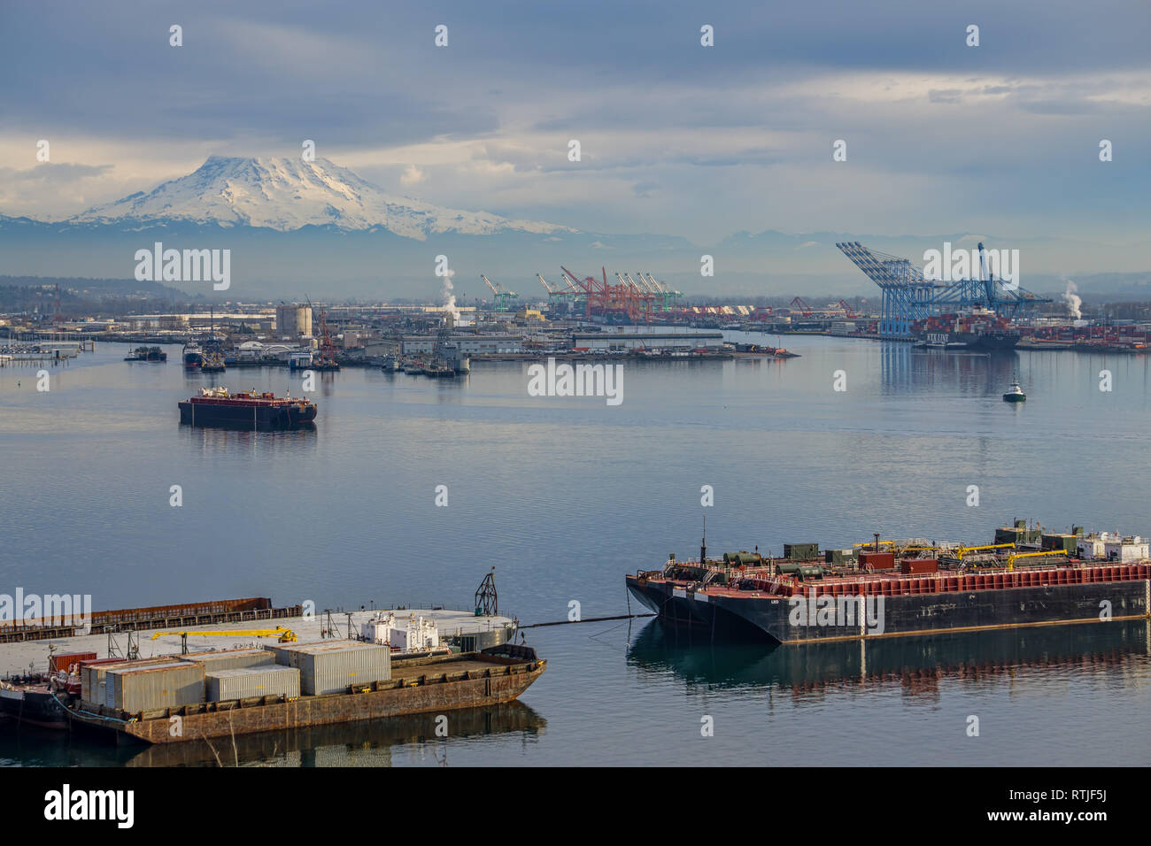 A view of the Port of Tacoma with Mount Rainier above Stock Photo - Alamy