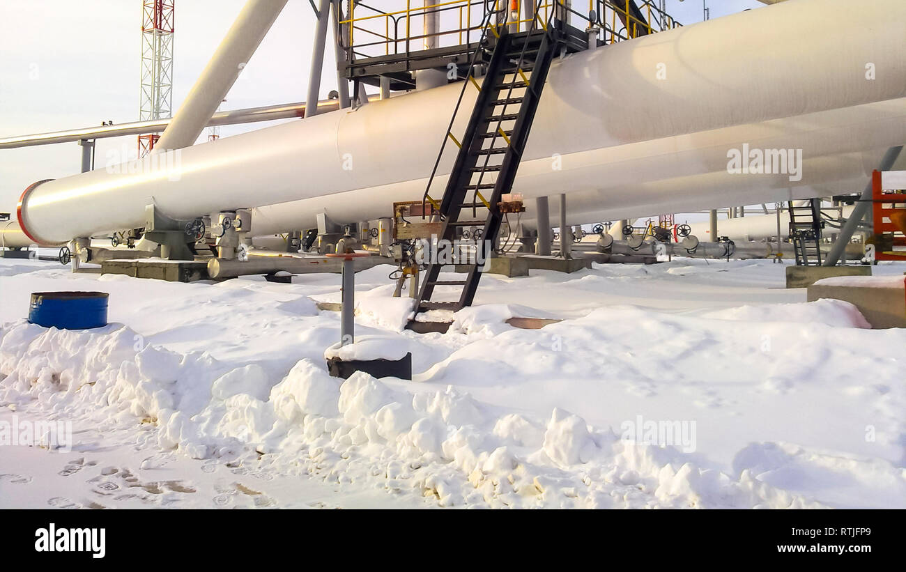 The end phase divider is tubular. Equipment for separating water from ...