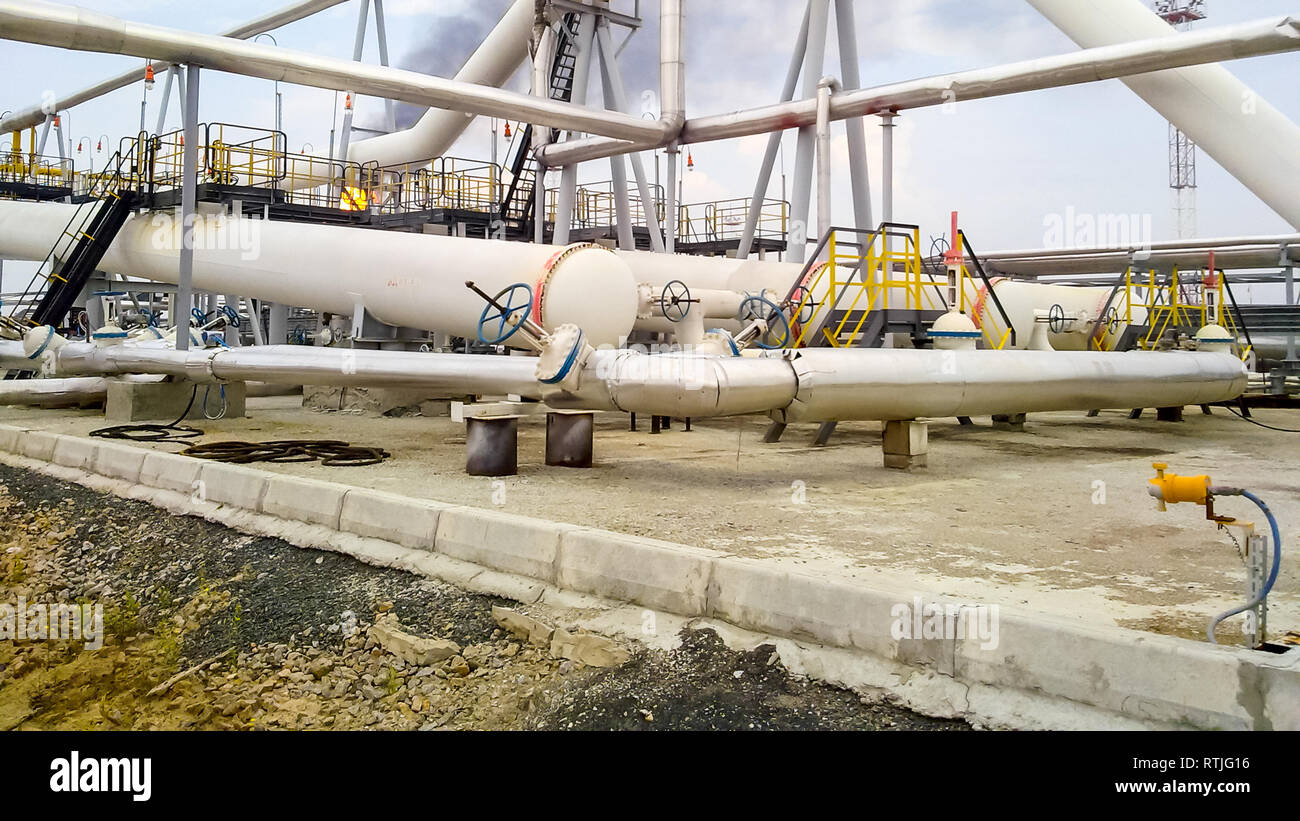 The end phase divider is tubular. Equipment for separating water from ...