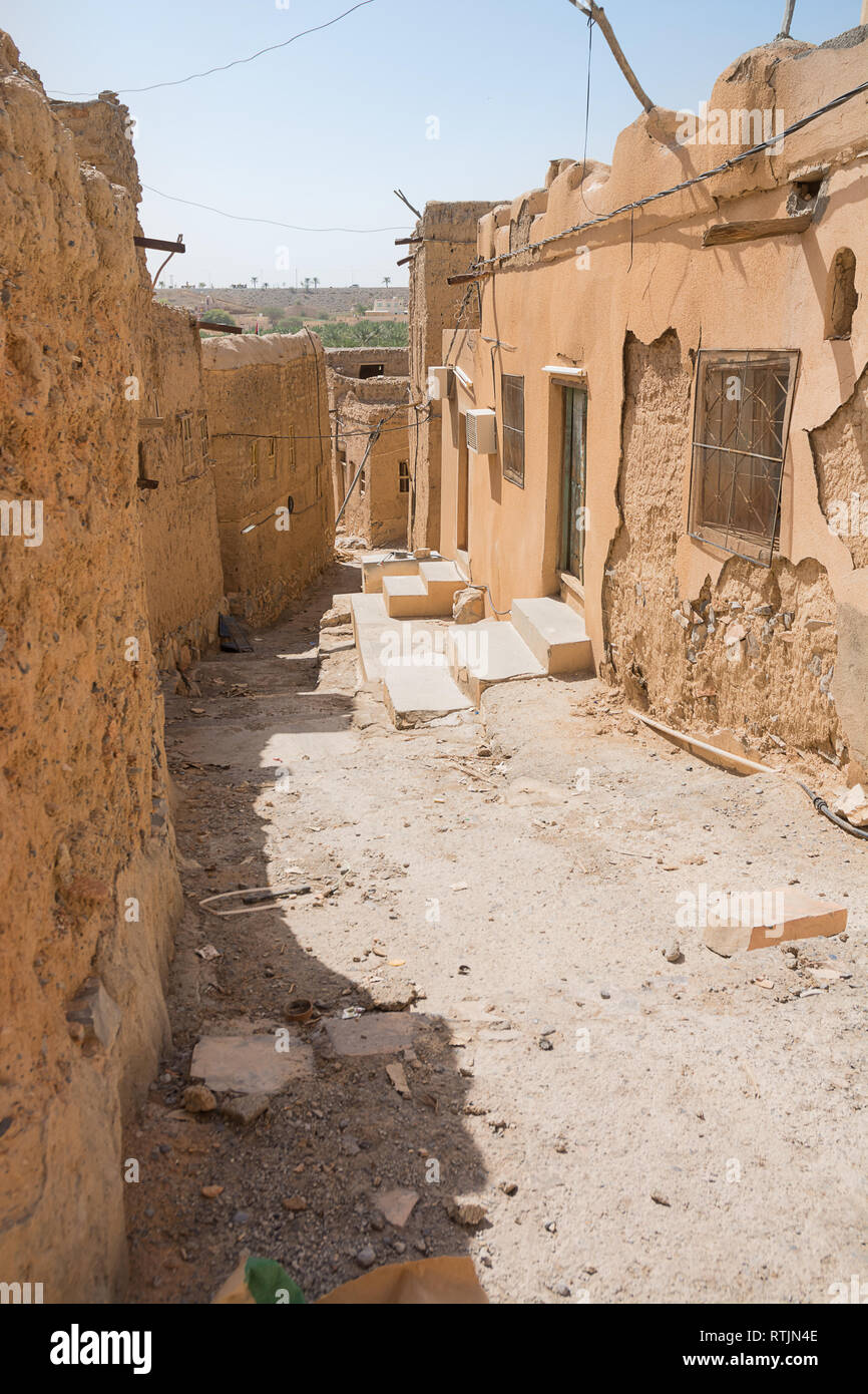 Alley between the mud houses of the old village of Al Hamra (Oman Stock Photo Alamy