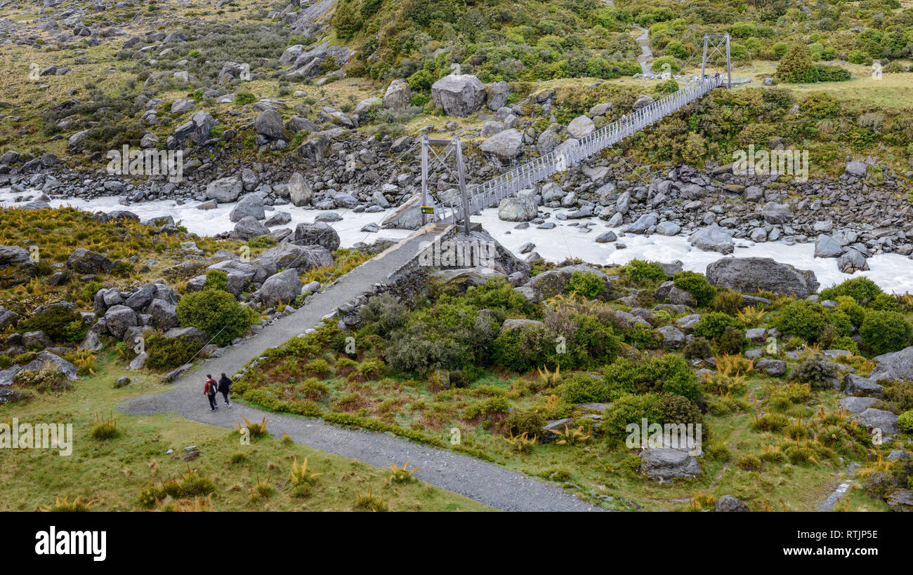 Hanging bridge across highland river at Hooker Valley Track Stock Photo