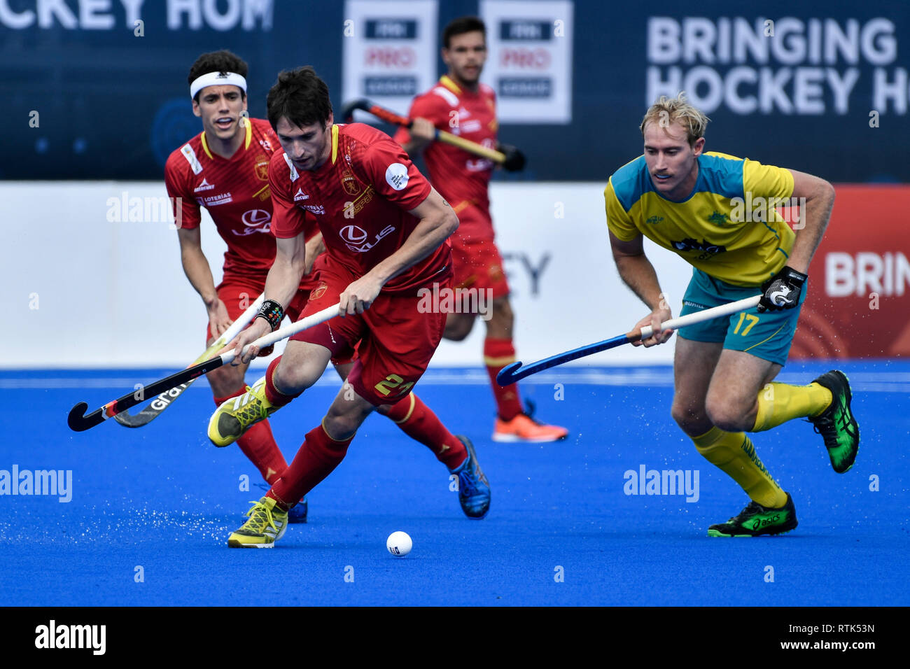 2nd March 2019, Sydney Olympic Park Hockey Centre, Sydney, Australia; FIH  Mens Pro League hockey, Australia versus Spain; Vicens Ruiz of Spain wins  possesion from Aran Zalewski of Australia Stock Photo - Alamy