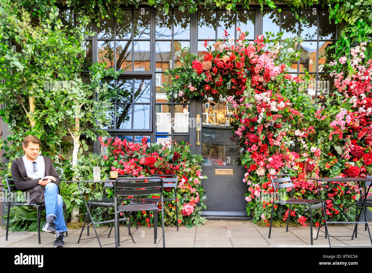 Honor Oak Park, London, UK, 2nd Mar 2019. A beautiful flower display at Grounds and Grapes cafe and restaurant entices Londoners to enjoy the afternoon sunshine with a drink or snack, on a mild and largely sunny Saturday afternoon in South East London. Credit: Imageplotter/Alamy Live News Stock Photo