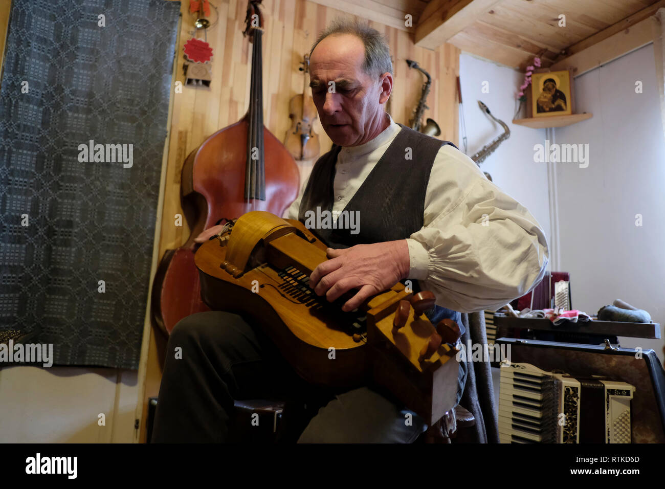 Ales Los a Belarusian ethnographer which runs Khutar Dudara (a Pipe Player’s Farmstead) and is a